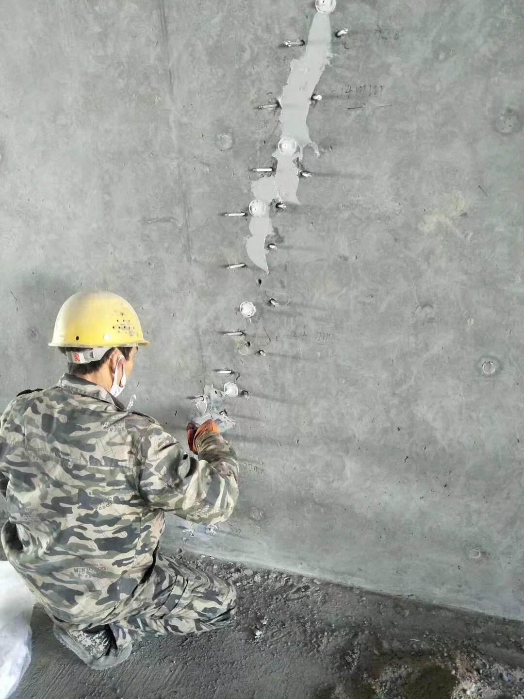 利通混凝土楼板裂缝加固施工的方案